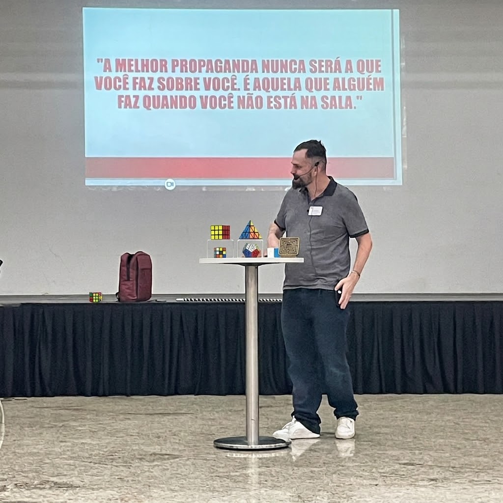 Palestrante em palco de convenção
